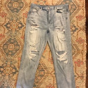 AMERICAN EAGLE MOM JEANS